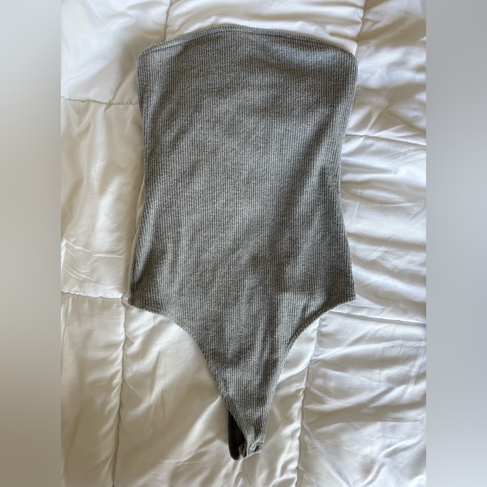 American Eagle Outfitters Strapless Gray Ribbed Plush Bodysuit